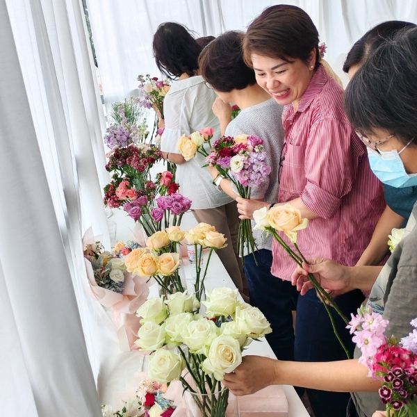 Vase arrangement floral jamming session Fleuriste Singapore
